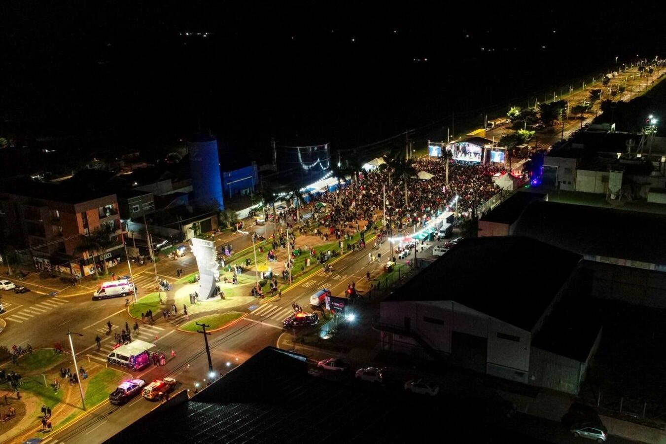 O cantor Baitaca arrastou milhares de pessoas que foram ao Alto da Avenida Maripá neste feriado de 1º de maio com suas canções tradicionalistas
