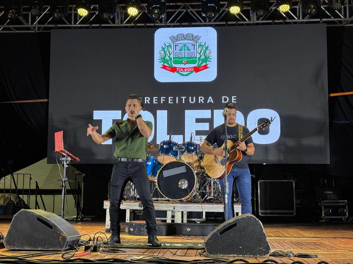 O cantor Baitaca arrastou milhares de pessoas que foram ao Alto da Avenida Maripá neste feriado de 1º de maio com suas canções tradicionalistas
