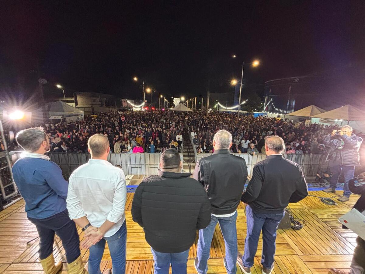 O cantor Baitaca arrastou milhares de pessoas que foram ao Alto da Avenida Maripá neste feriado de 1º de maio com suas canções tradicionalistas