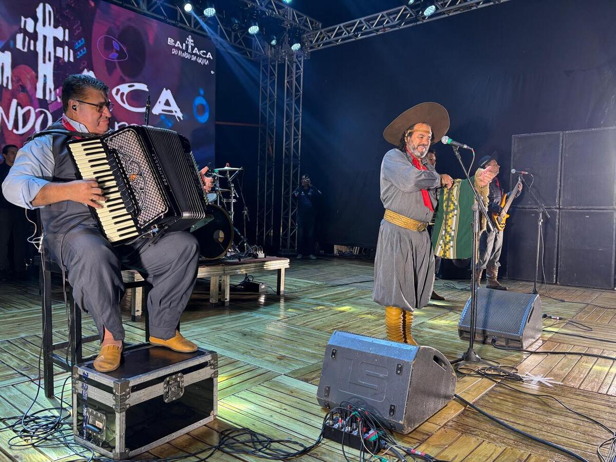 O cantor Baitaca arrastou milhares de pessoas que foram ao Alto da Avenida Maripá neste feriado de 1º de maio com suas canções tradicionalistas