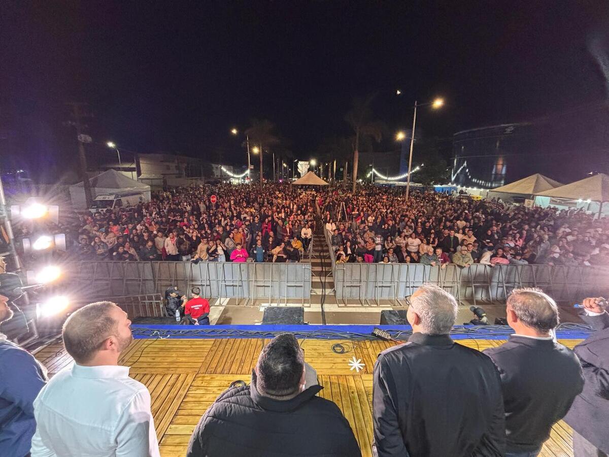 O cantor Baitaca arrastou milhares de pessoas que foram ao Alto da Avenida Maripá neste feriado de 1º de maio com suas canções tradicionalistas
