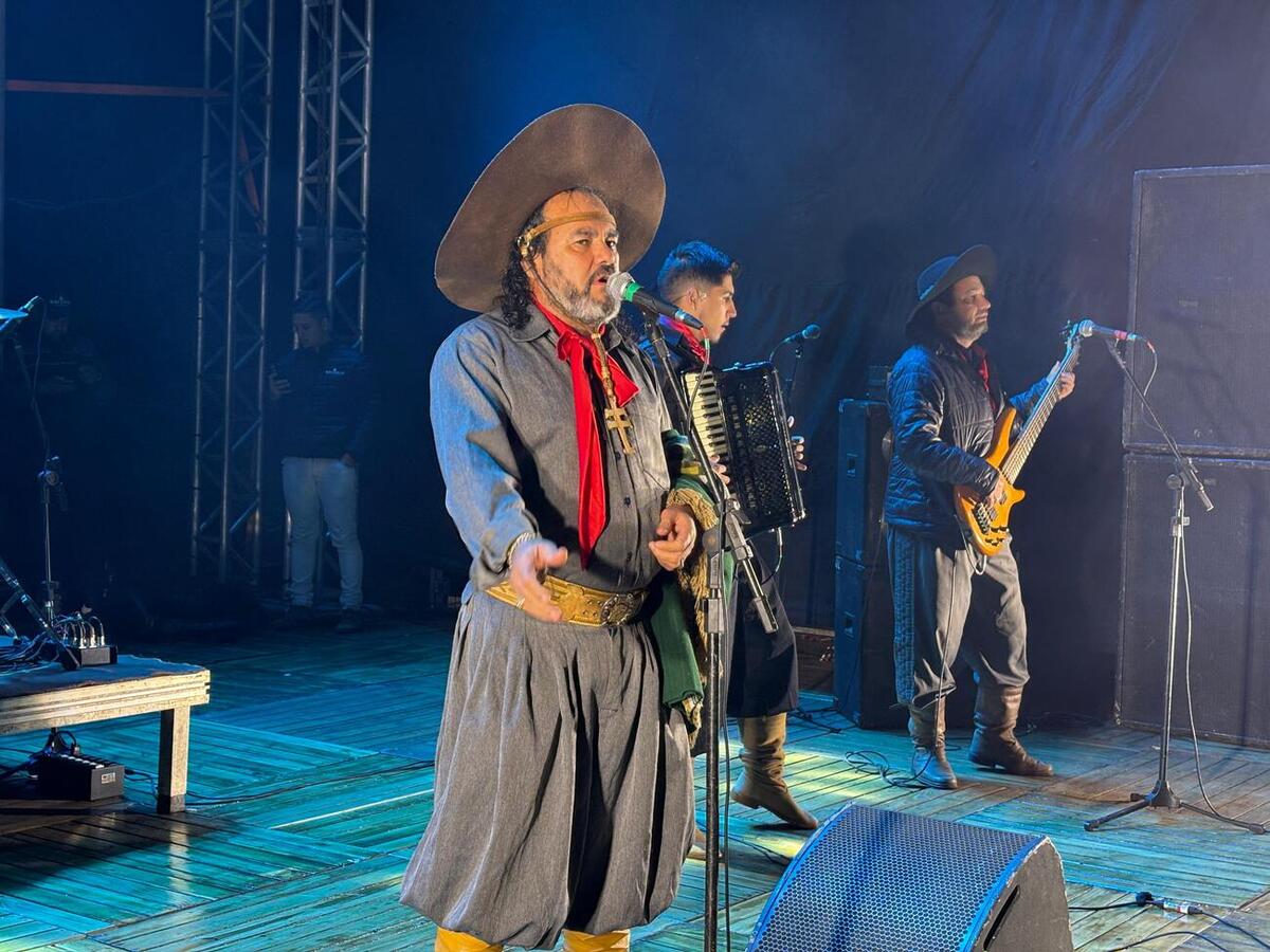 O cantor Baitaca arrastou milhares de pessoas que foram ao Alto da Avenida Maripá neste feriado de 1º de maio com suas canções tradicionalistas