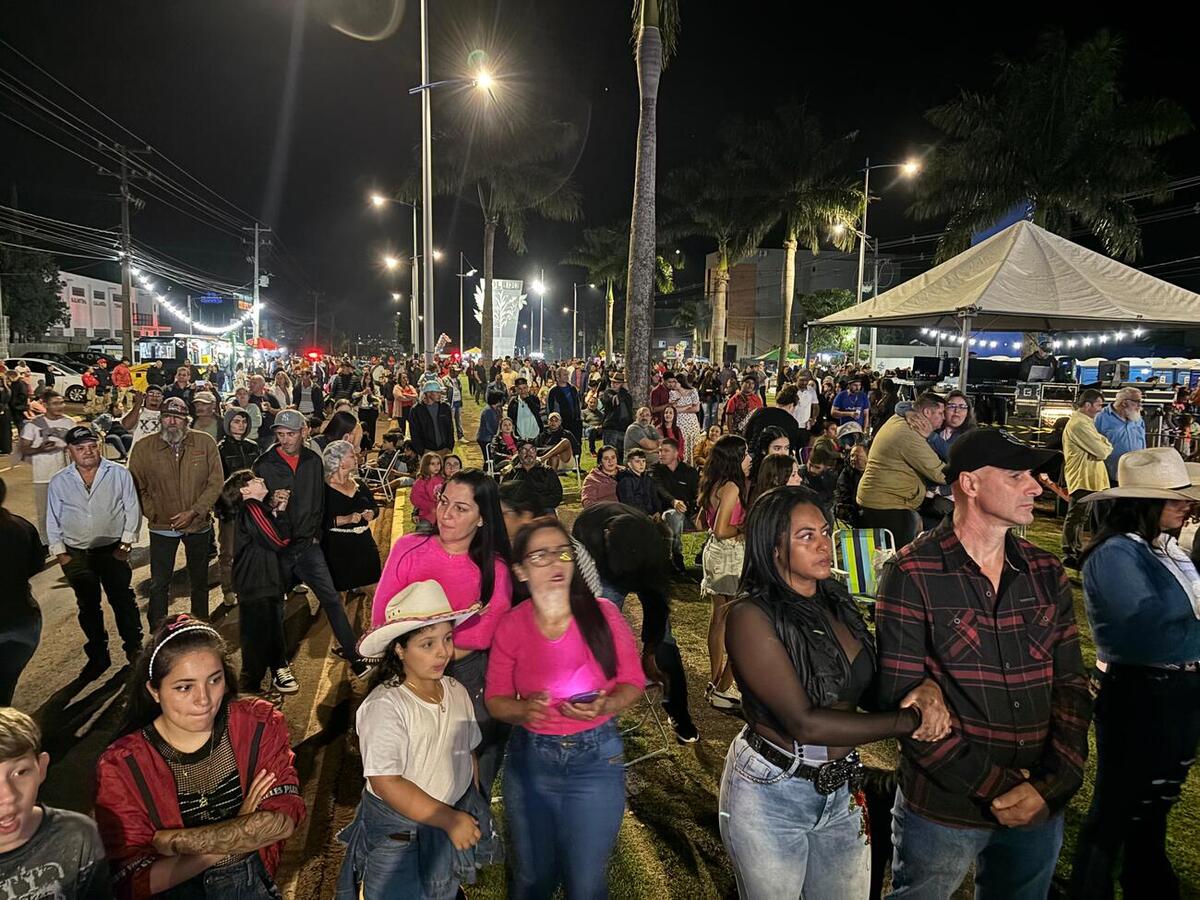 O cantor Baitaca arrastou milhares de pessoas que foram ao Alto da Avenida Maripá neste feriado de 1º de maio com suas canções tradicionalistas