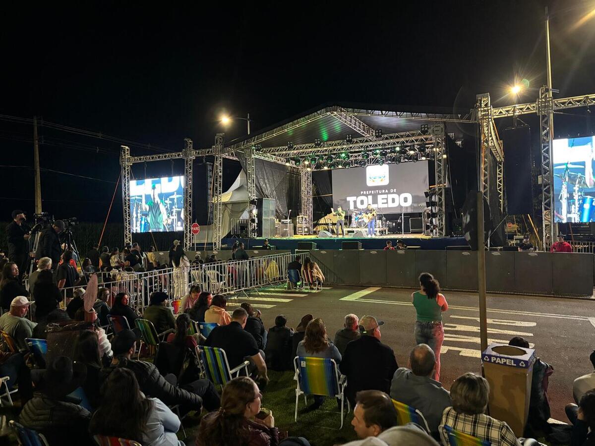 O cantor Baitaca arrastou milhares de pessoas que foram ao Alto da Avenida Maripá neste feriado de 1º de maio com suas canções tradicionalistas