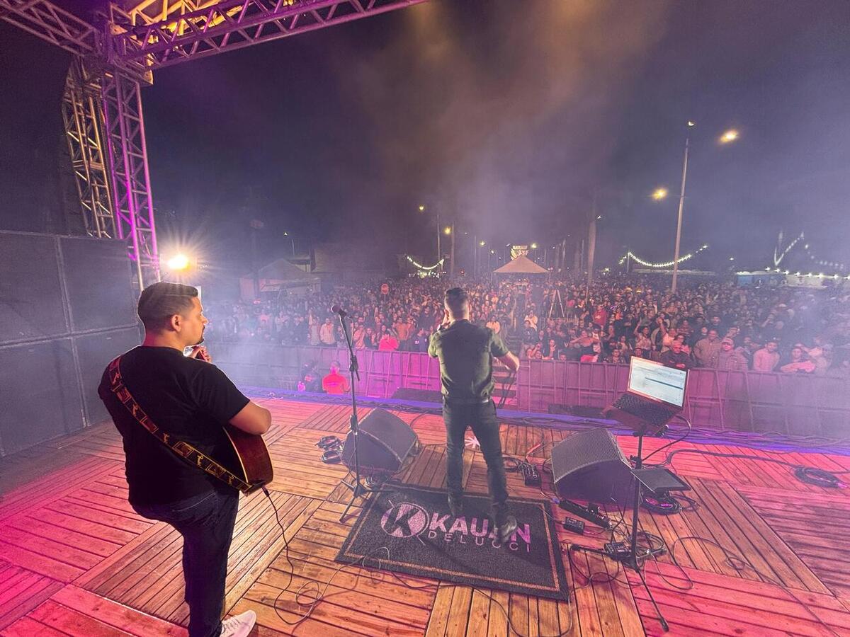 O cantor Baitaca arrastou milhares de pessoas que foram ao Alto da Avenida Maripá neste feriado de 1º de maio com suas canções tradicionalistas