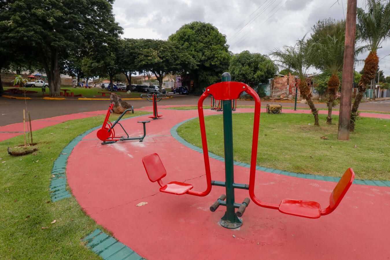 Com poucos recursos, Praça das Bandeiras, Praça Nona Rossoni e academia da terceira idade no Jardim Paulista são revitalizadas