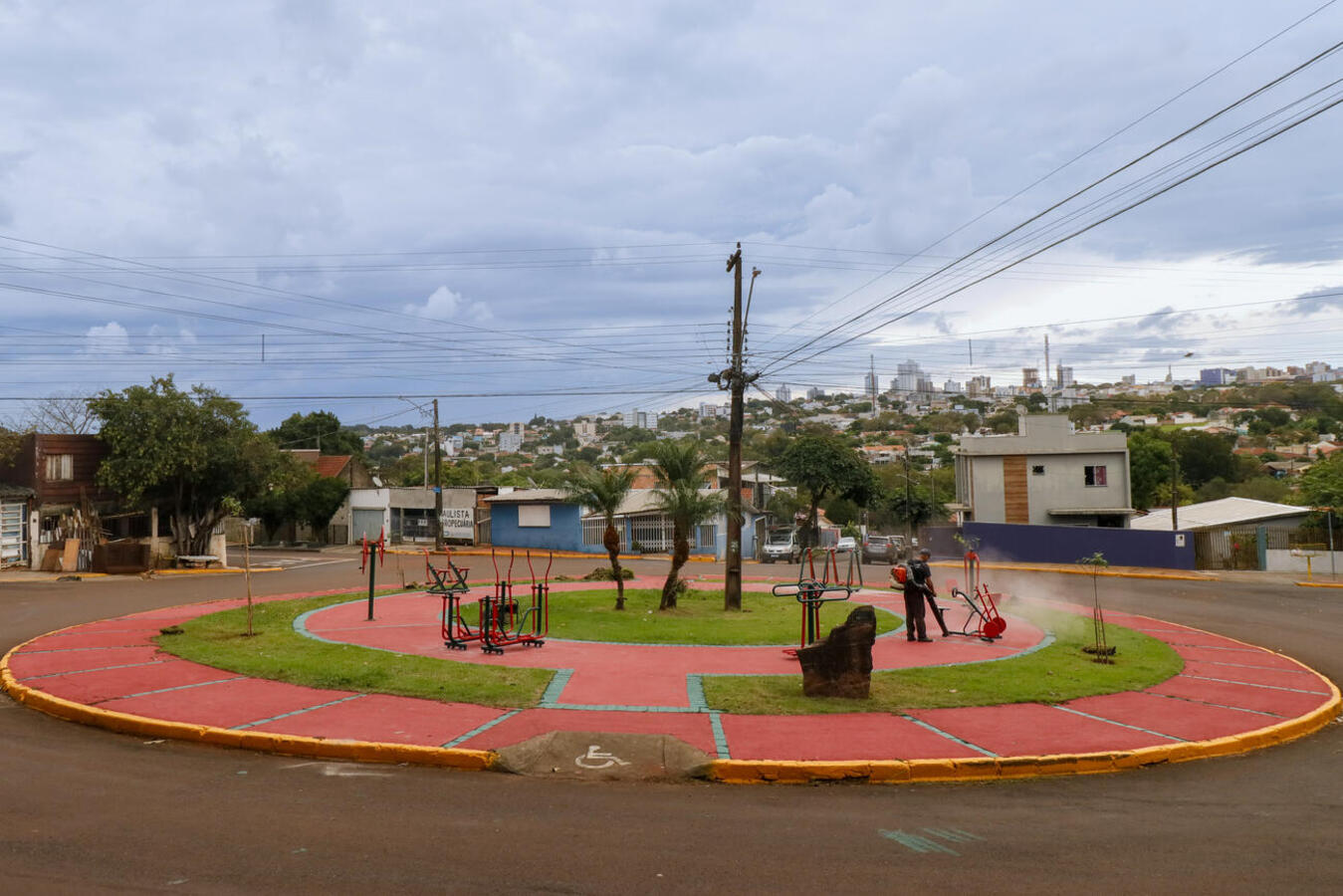 Com poucos recursos, Praça das Bandeiras, Praça Nona Rossoni e academia da terceira idade no Jardim Paulista são revitalizadas