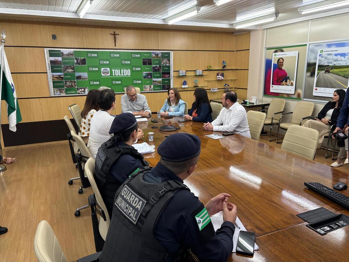 Após a reunião, a comitiva conheceu o Centro de Revitalização da Terceira Idade e o terreno onde será construída a Casa da Mulher Paranaense