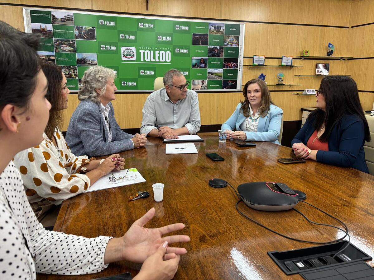 Após a reunião, a comitiva conheceu o Centro de Revitalização da Terceira Idade e o terreno onde será construída a Casa da Mulher Paranaense