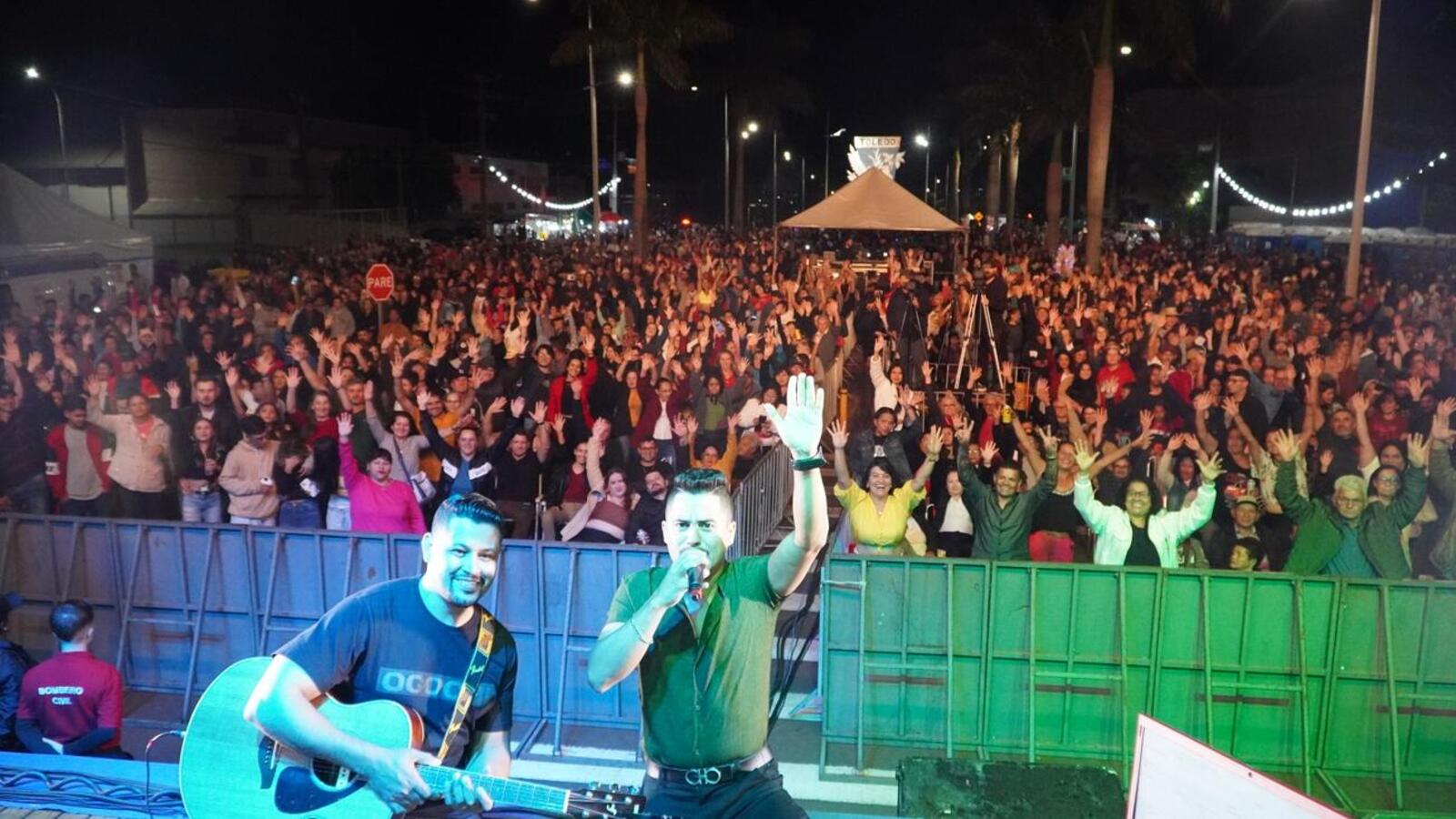 O cantor Baitaca arrastou milhares de pessoas que foram ao Alto da Avenida Maripá neste feriado de 1º de maio com suas canções tradicionalistas