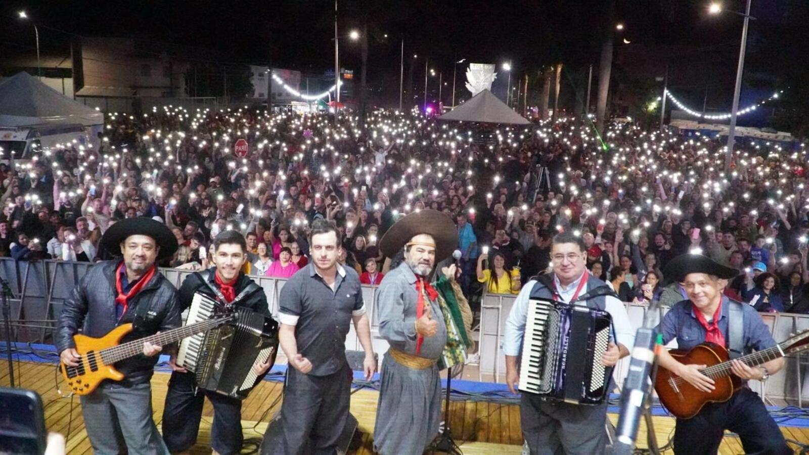 O cantor Baitaca arrastou milhares de pessoas que foram ao Alto da Avenida Maripá neste feriado de 1º de maio com suas canções tradicionalistas