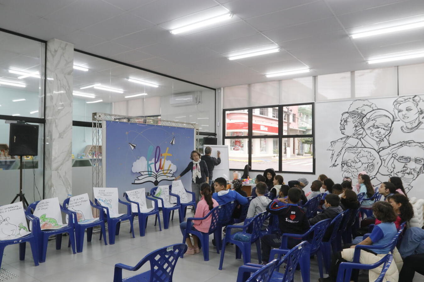 Na manhã desta segunda-feira (23), a Festa Literária de Toledo foi oficialmente iniciada com a visita da Escola Municipal São Francisco à feira do livro