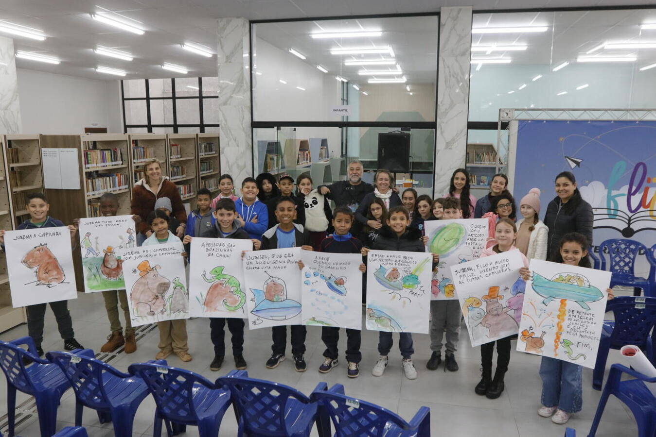Na manhã desta segunda-feira (23), a Festa Literária de Toledo foi oficialmente iniciada com a visita da Escola Municipal São Francisco à feira do livro