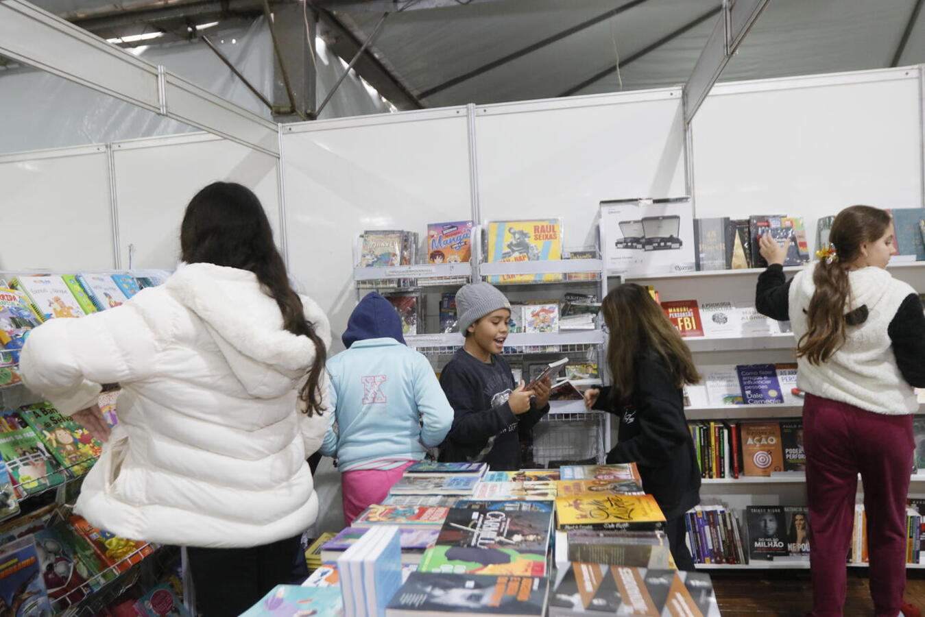 Na manhã desta segunda-feira (23), a Festa Literária de Toledo foi oficialmente iniciada com a visita da Escola Municipal São Francisco à feira do livro