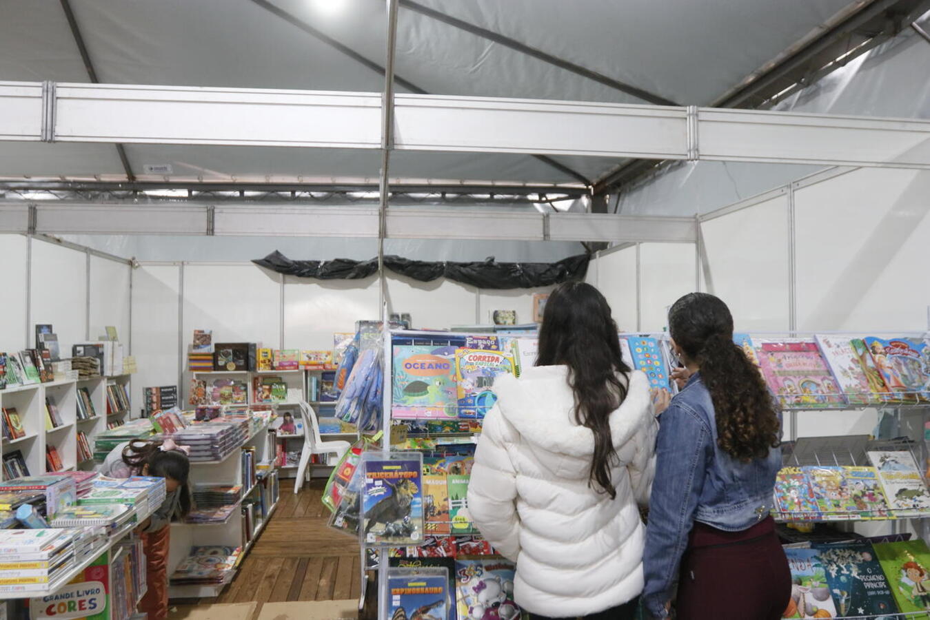 Na manhã desta segunda-feira (23), a Festa Literária de Toledo foi oficialmente iniciada com a visita da Escola Municipal São Francisco à feira do livro