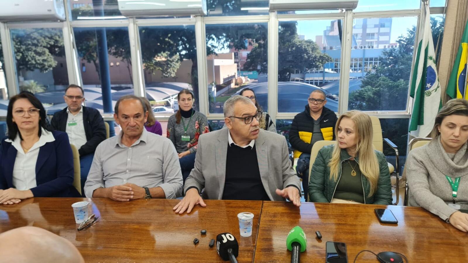 Em coletiva de Imprensa, prefeito Mario Costenaro e secretária de Saúde, Adriane Monteiro anunciam horário estendido de unidades e criação de Unidade Sentinela 