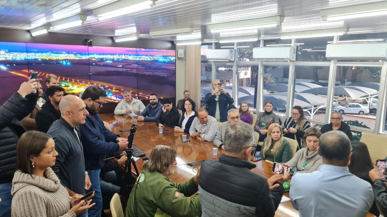 Em coletiva de Imprensa, prefeito Mario Costenaro e secretária de Saúde, Adriane Monteiro anunciam horário estendido de unidades e criação de Unidade Sentinela 