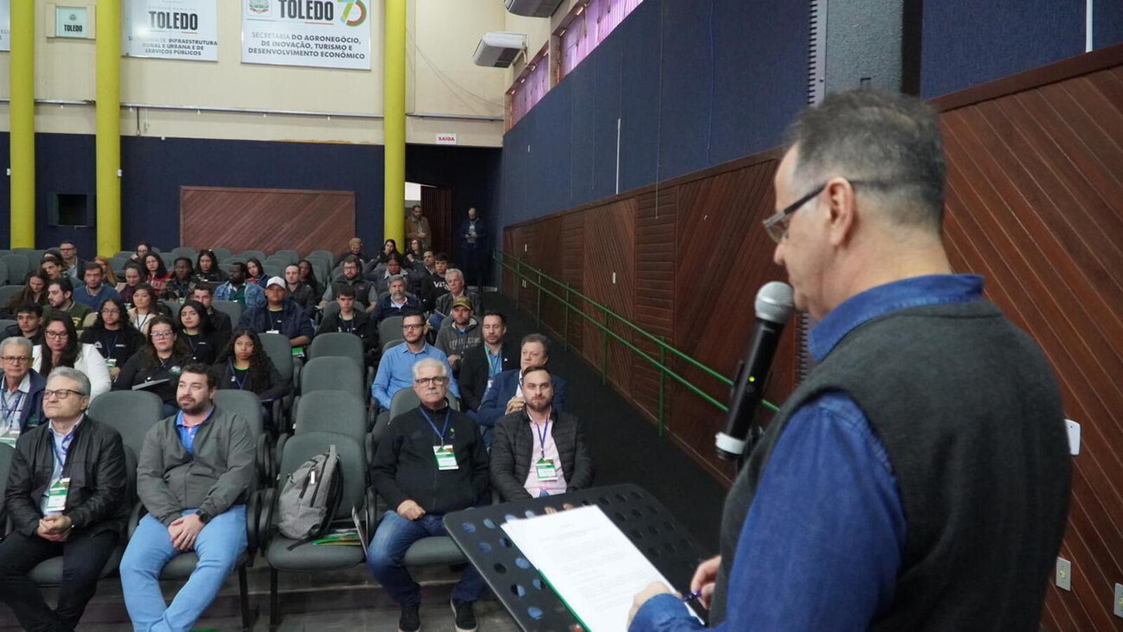 Evento foi realizado no auditório do Centro de Eventos Ismael Sperafico e reuniu profissionais da área do agro