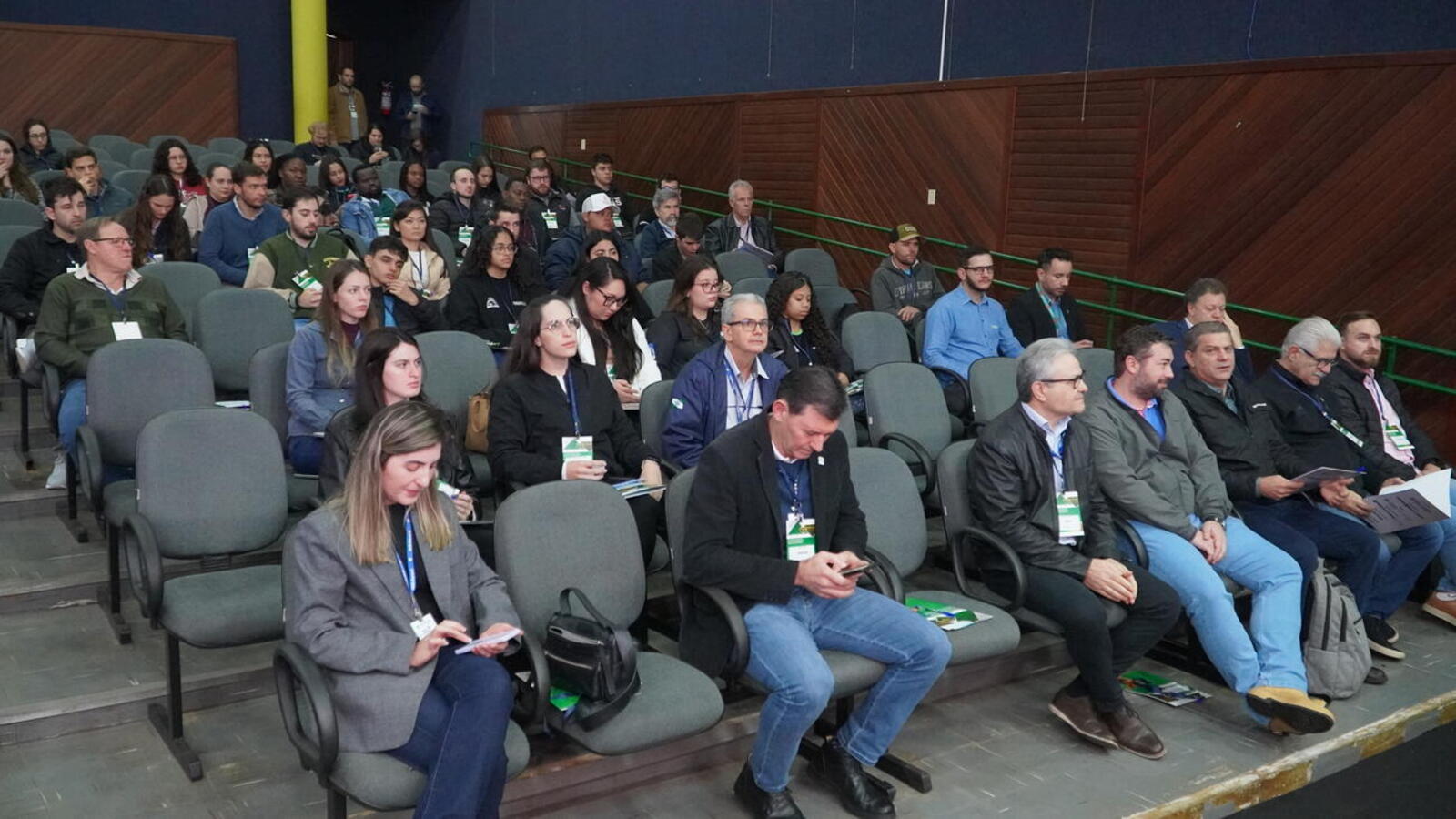 Evento foi realizado no auditório do Centro de Eventos Ismael Sperafico e reuniu profissionais da área do agro