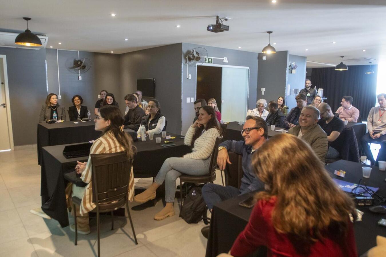 Representantes de diversas cidades participaram do encontro promovido pelo Serviço Brasileiro de Apoio às Micro e Pequenas Empresas (Sebrae)
