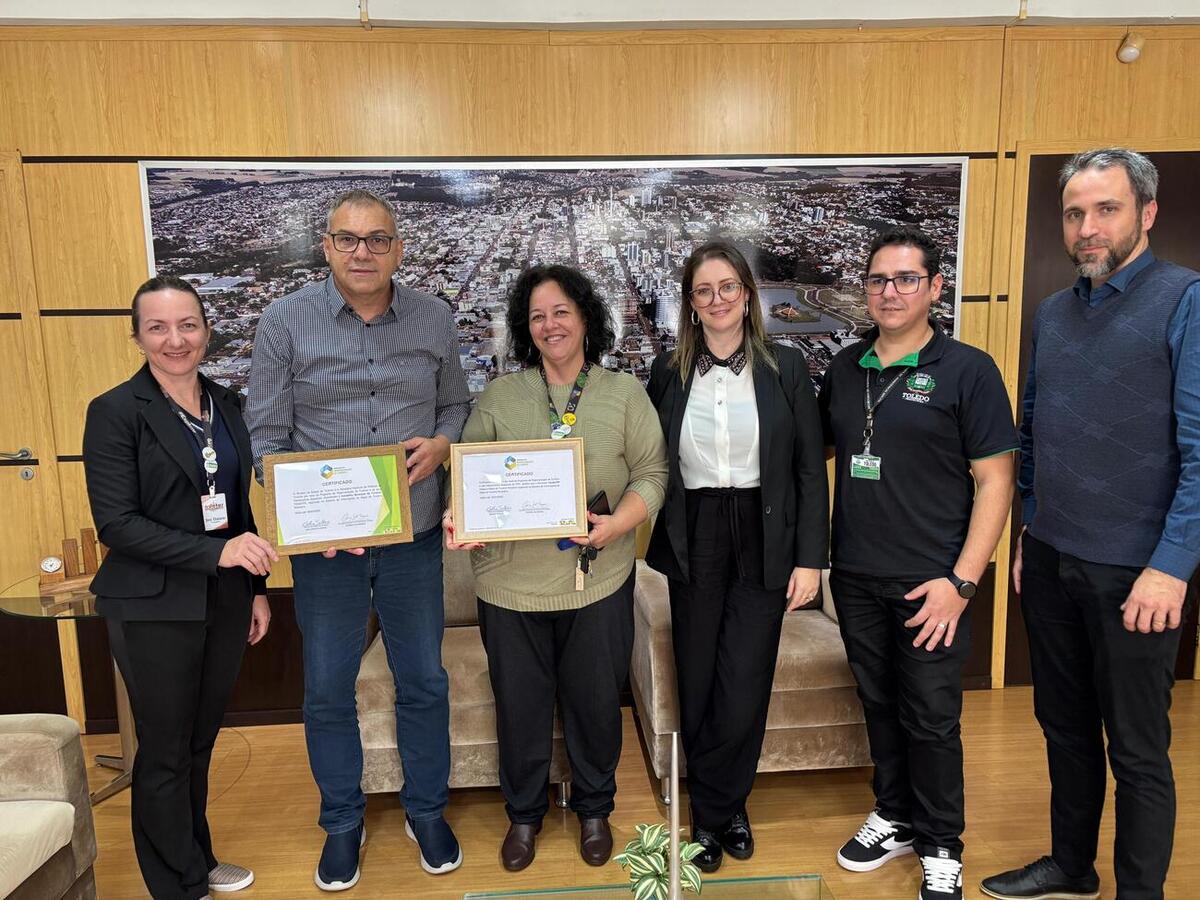 Reconhecimento foi feito por certificado entregue ao prefeito Mario Costenaro por representantes da Adetur - Riquezas do Oeste