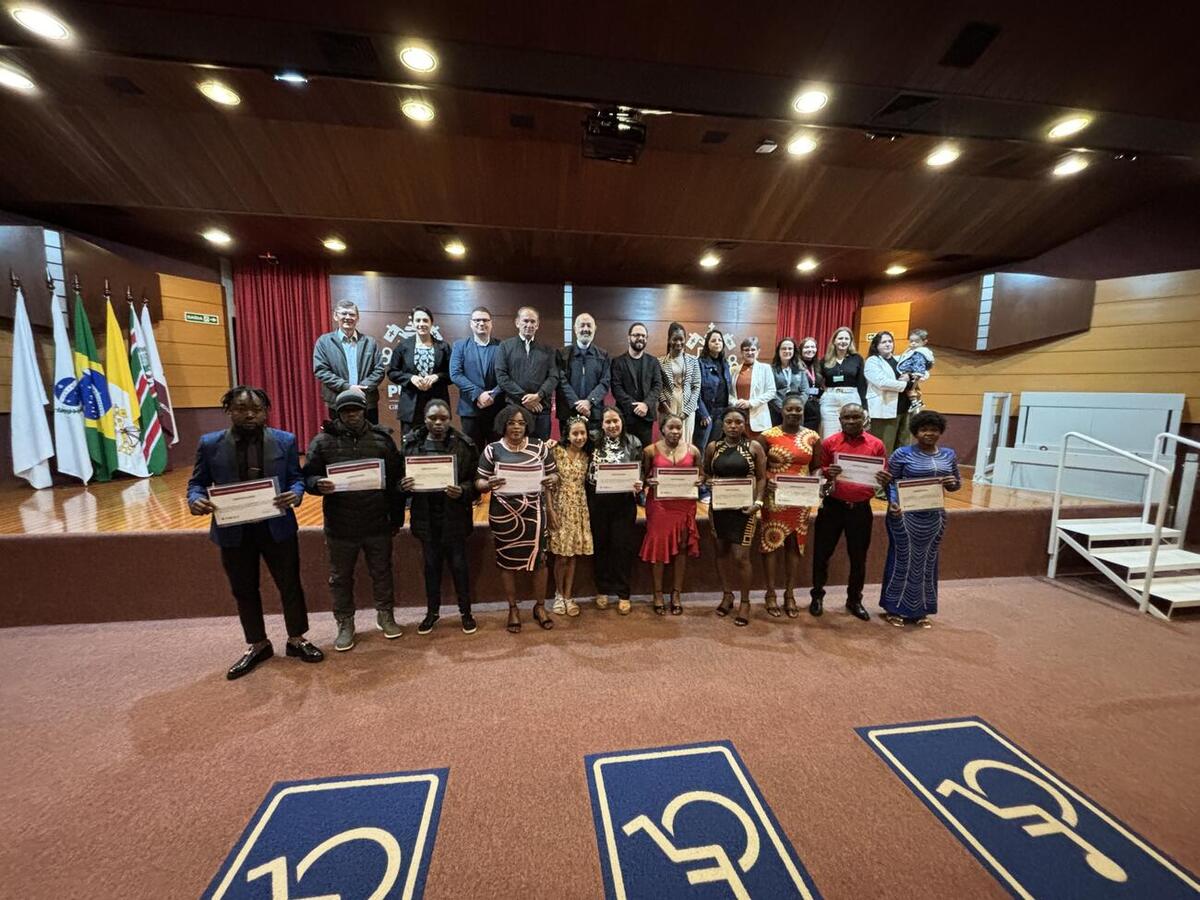 Em evento ocorrido no último sábado (14), no auditório do câmpus local da PUCPR, alunos receberam o certificado de conclusão do curso que teve 3 meses de duração