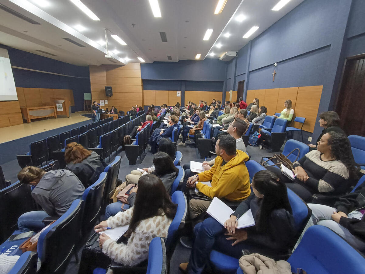 Consultora da FTD orienta sobre estratégias pedagógicas lúdicas com o material do Sistema de Ensino (SIM) para educadores dos Cmei’s