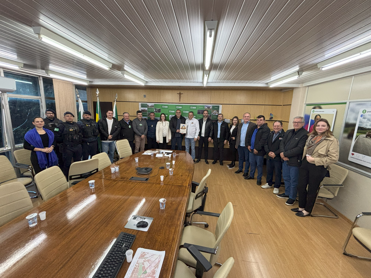 Nesta terça-feira (10) representantes do clube Caça e Pesca de Toledo realizaram uma reunião com membros da prefeitura para organizar detalhes da festa símbolo do município