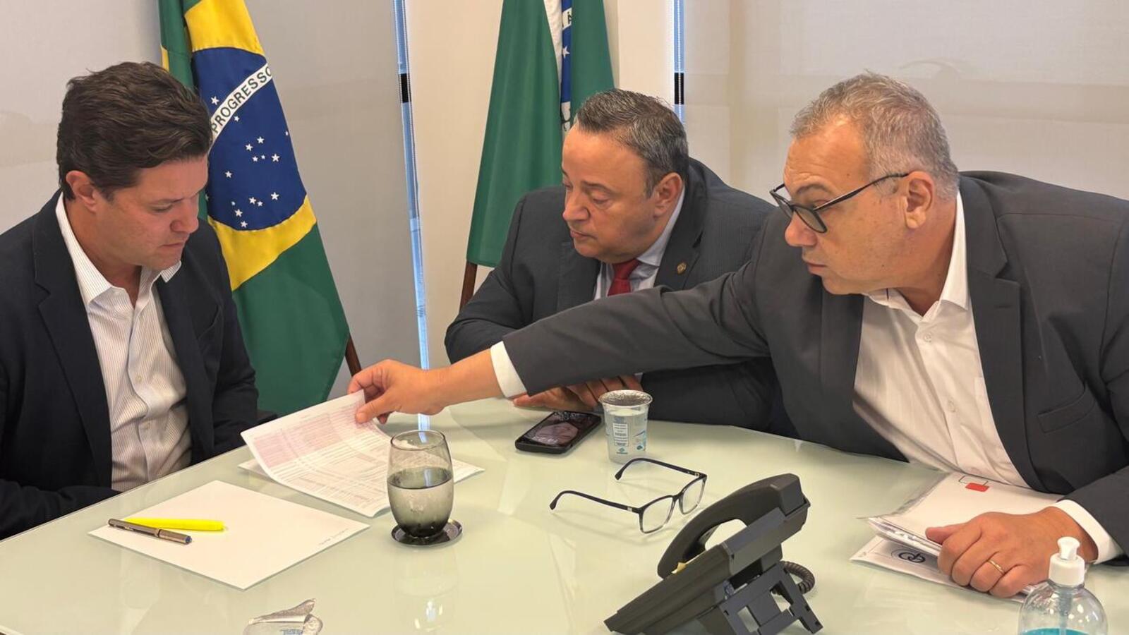 Prefeito Mario Costenaro se reuniu nesta segunda-feira, em Curitiba, com o secretário Guto Silva e o deputado Hussein Bakri (Crédito: Márcio Pimentel/Secom)