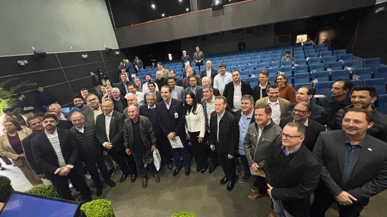 Prefeitos da Amop que participaram da assembleia na Itaipu Binacional (Crédito: Márcio Pimentel/Secom)