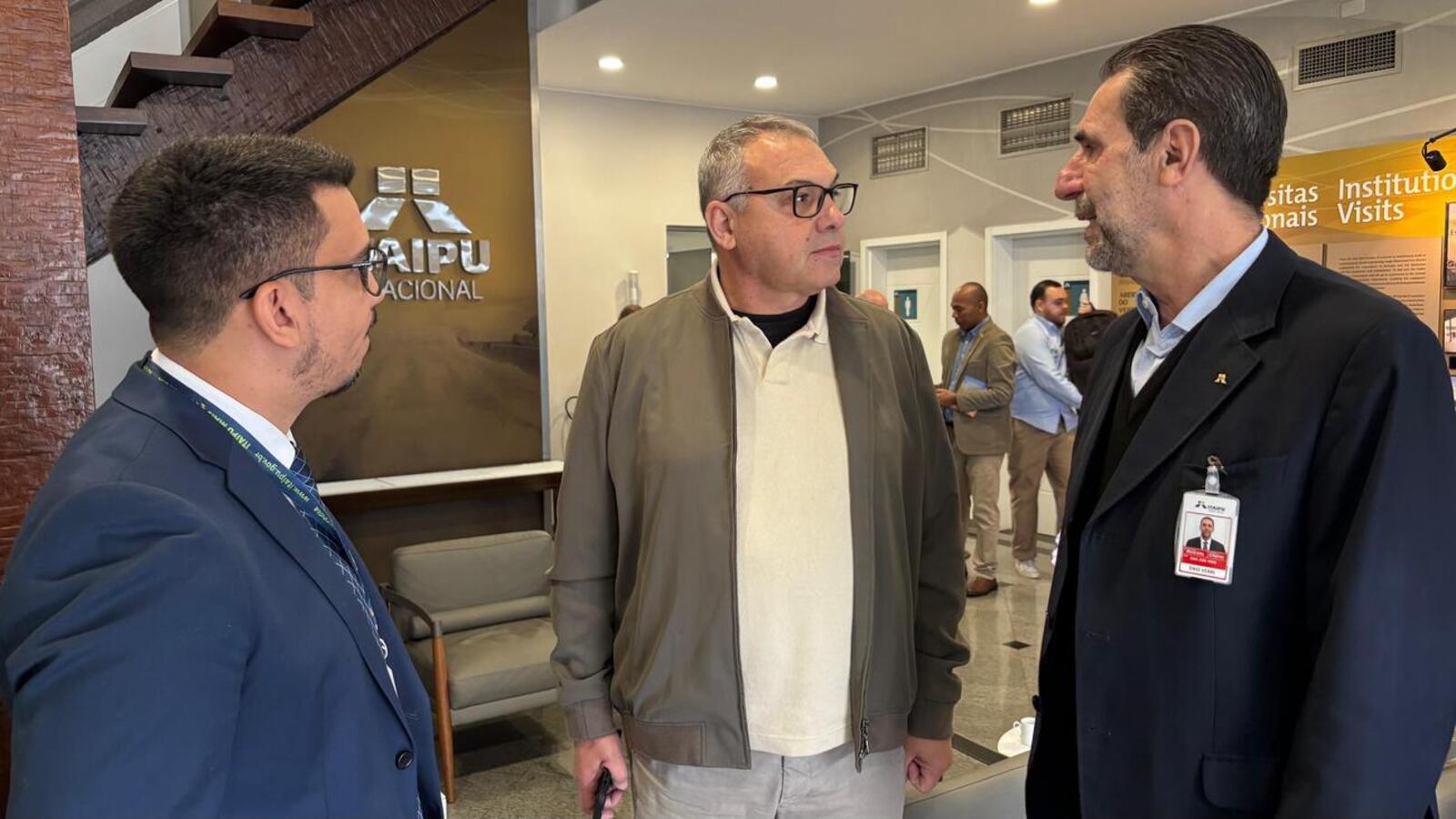 Costenaro com o diretor-presidente da Itaipu, Enio Verri, e Iggor Rocha, da administração (Crédito: Márcio Pimentel/Secom)