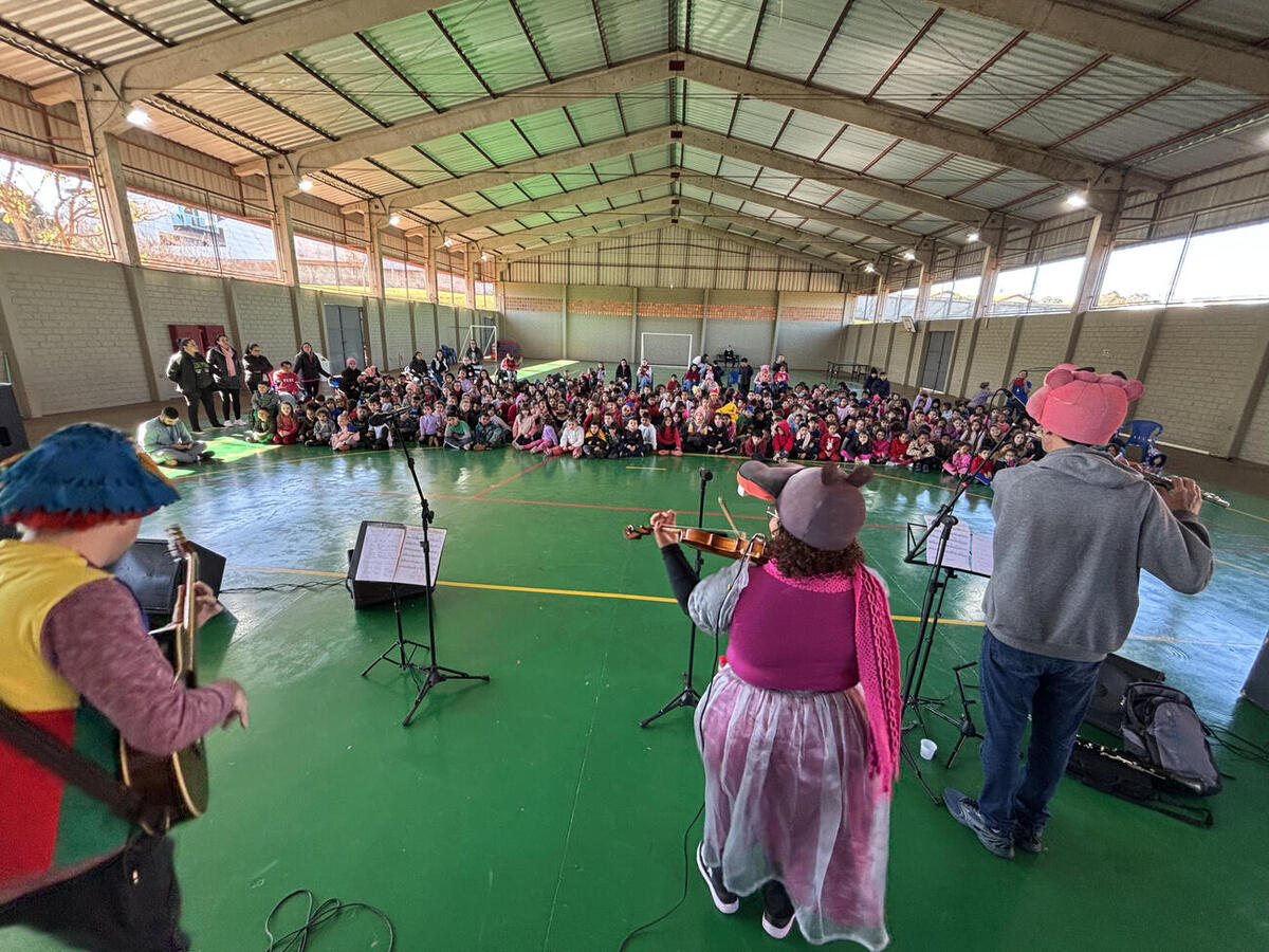 Com repertório com sucessos da música infantojuvenil, banda da Casa da Cultura está fazendo shows em 5 escolas municipais da cidade e do interior nesta semana