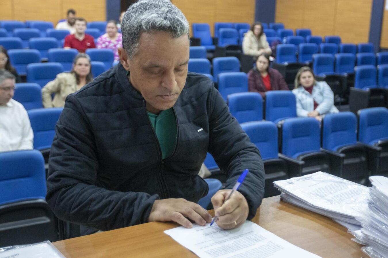 Nesta terça-feira (17) a Prefeitura de Toledo realizou a posse de 47 novos servidores para o município, sendo que 22 foram professores, chegando a marca de 385 profissionais contratados