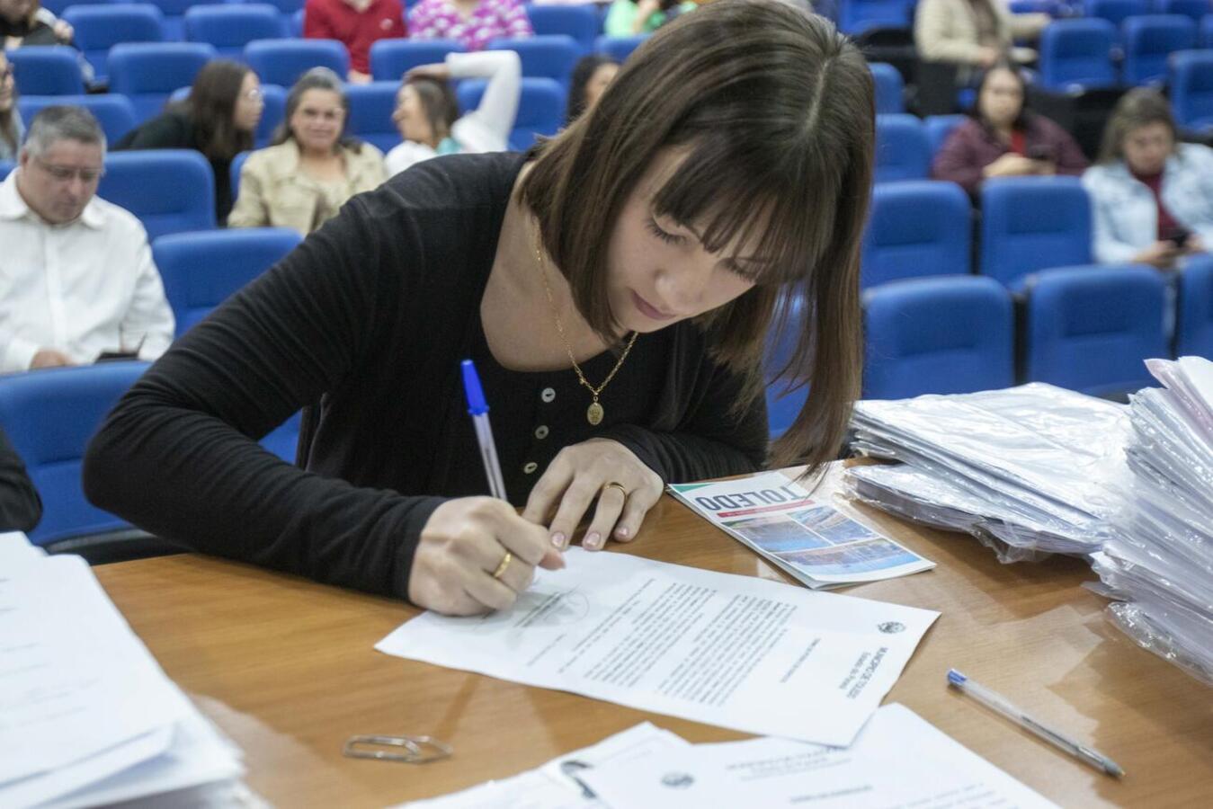 Nesta terça-feira (17) a Prefeitura de Toledo realizou a posse de 47 novos servidores para o município, sendo que 22 foram professores, chegando a marca de 385 profissionais contratados