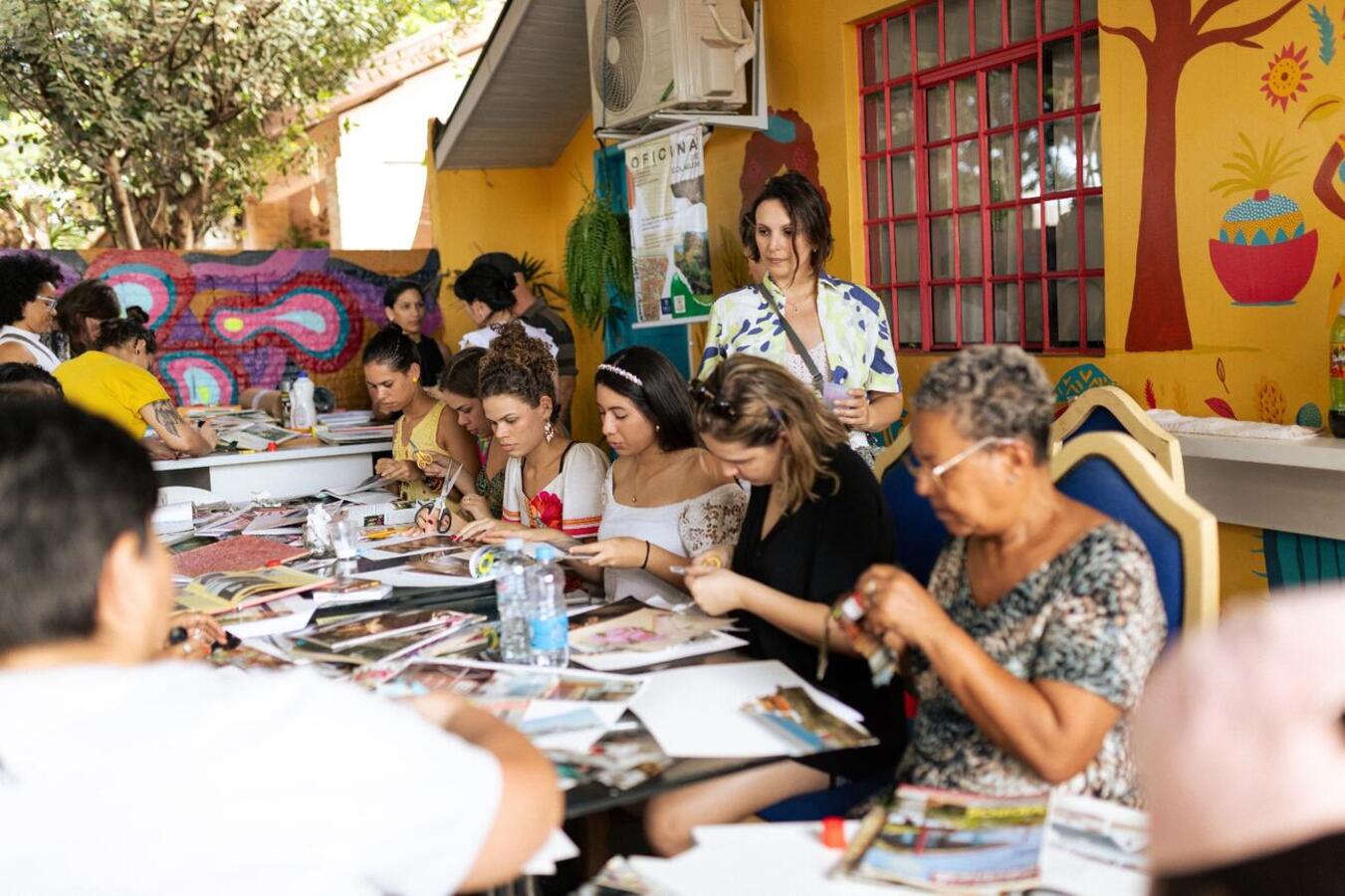 Papel, cola, e tesoura conduzem a oficina de colagem "Do Não Lugar ao Lar", que acontece em junho durante a III Semana do Migrante em Toledo.