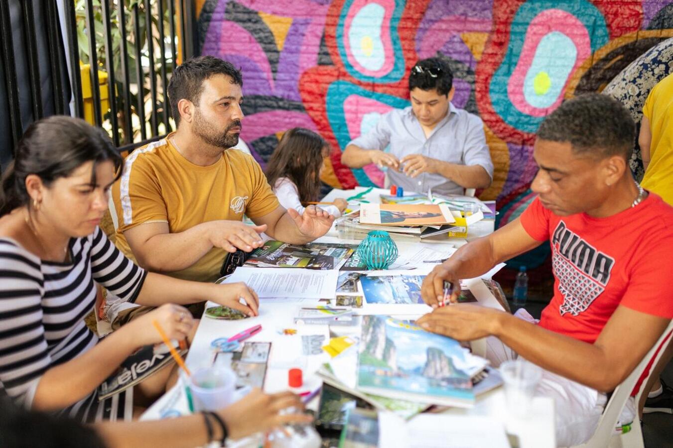 Papel, cola, e tesoura conduzem a oficina de colagem "Do Não Lugar ao Lar", que acontece em junho durante a III Semana do Migrante em Toledo.