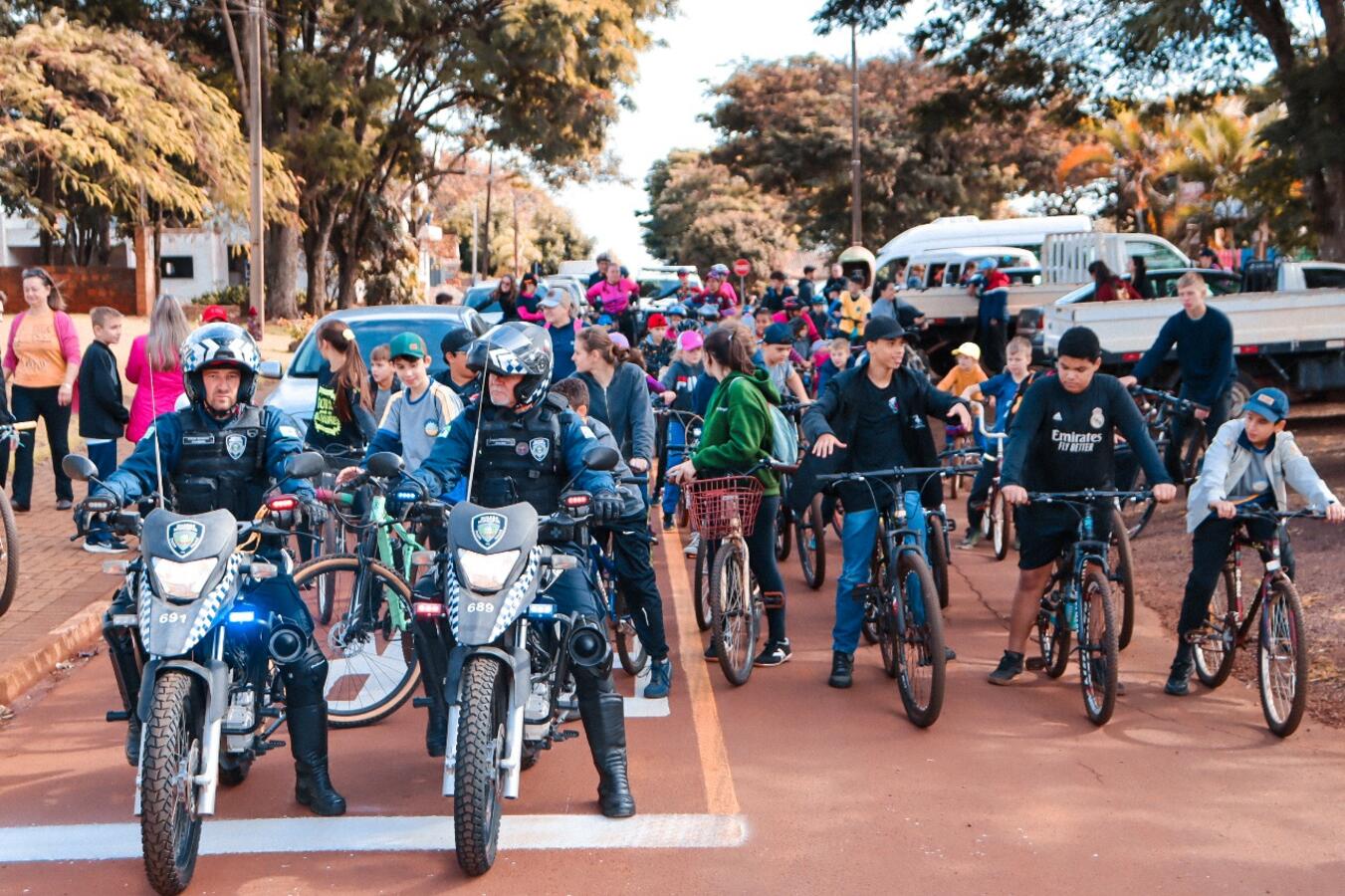 Nesta sexta-feira (13) a Escola Municipal São Luiz, com apoio das Secretarias da Educação e do Esporte, realizou uma pedalada até a nascente do Rio Toledo, em alusão ao junho verde
