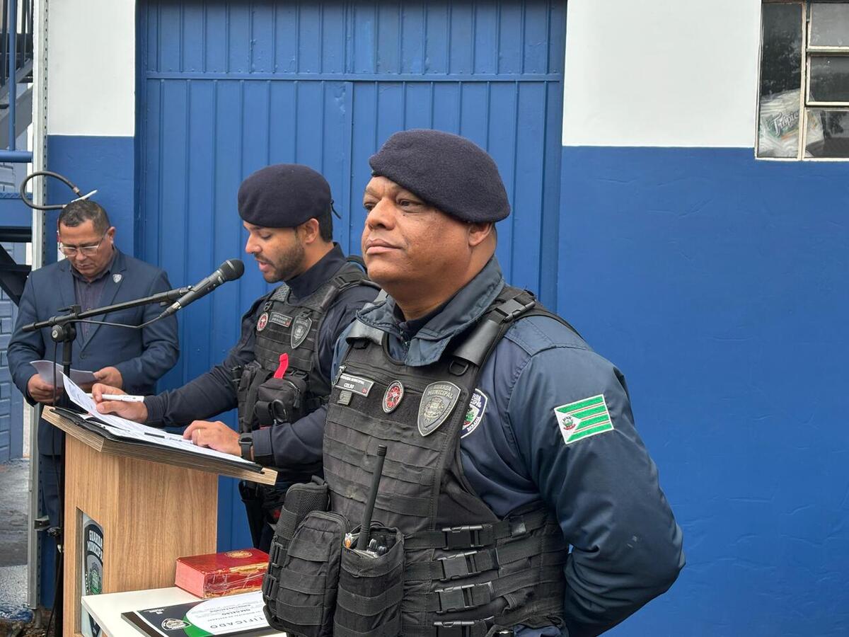 Em cerimônia realizada na sede da Guarda Municipal, o agente Celso Luiz Ferreira recebeu uma honraria pela seu trabalho e dedicação a segurança da população e da cidade