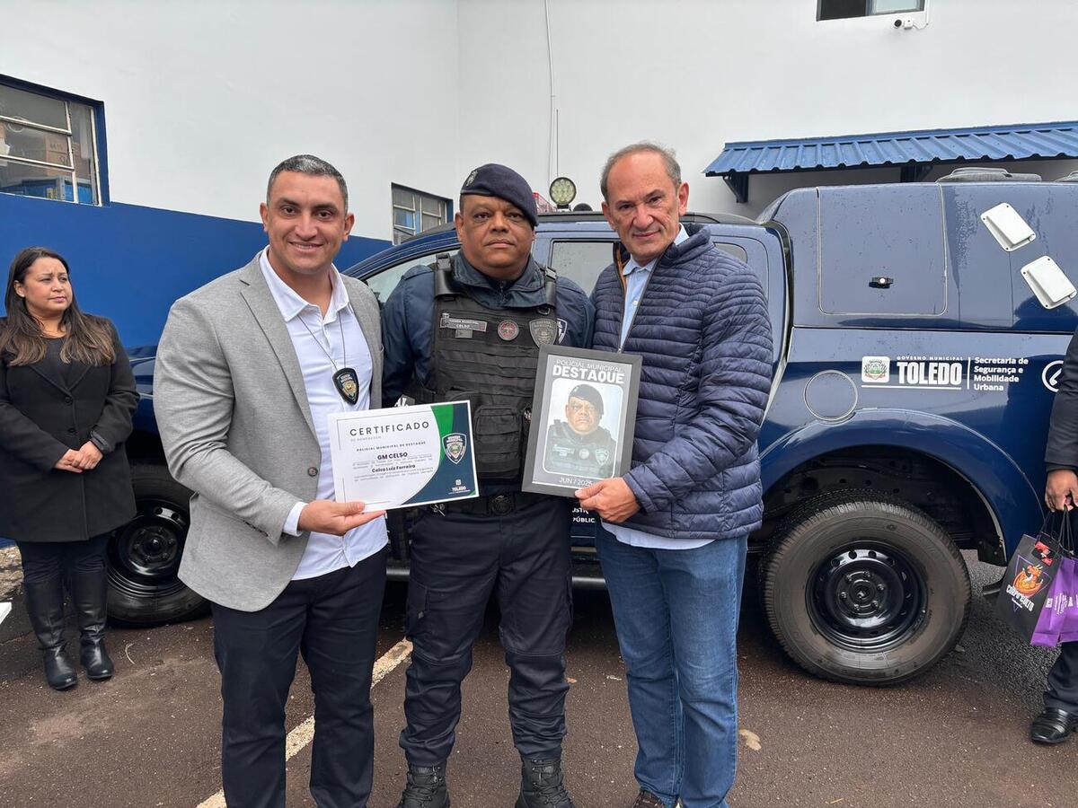 Em cerimônia realizada na sede da Guarda Municipal, o agente Celso Luiz Ferreira recebeu uma honraria pela seu trabalho e dedicação a segurança da população e da cidade