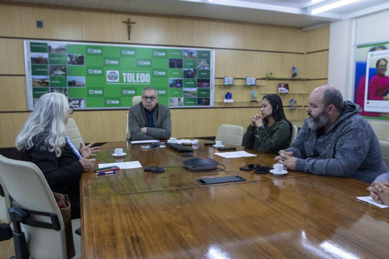 Nesta terça-feira (3) o prefeito recebeu a presidente da ONG Protetoras Meraki, a fim de definir os rumos que o município tomará quanto à causa animal