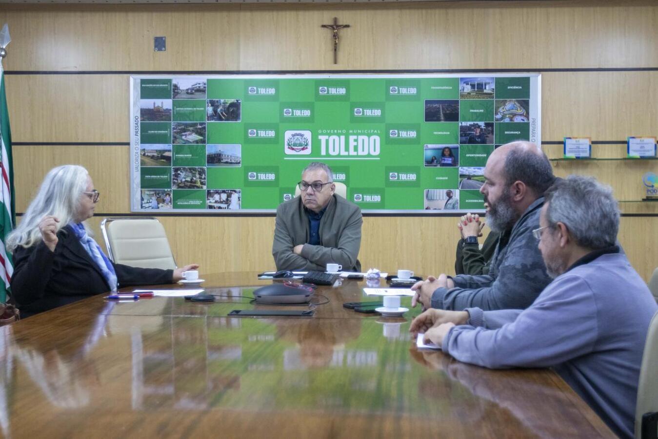 Nesta terça-feira (3) o prefeito recebeu a presidente da ONG Protetoras Meraki, a fim de definir os rumos que o município tomará quanto à causa animal