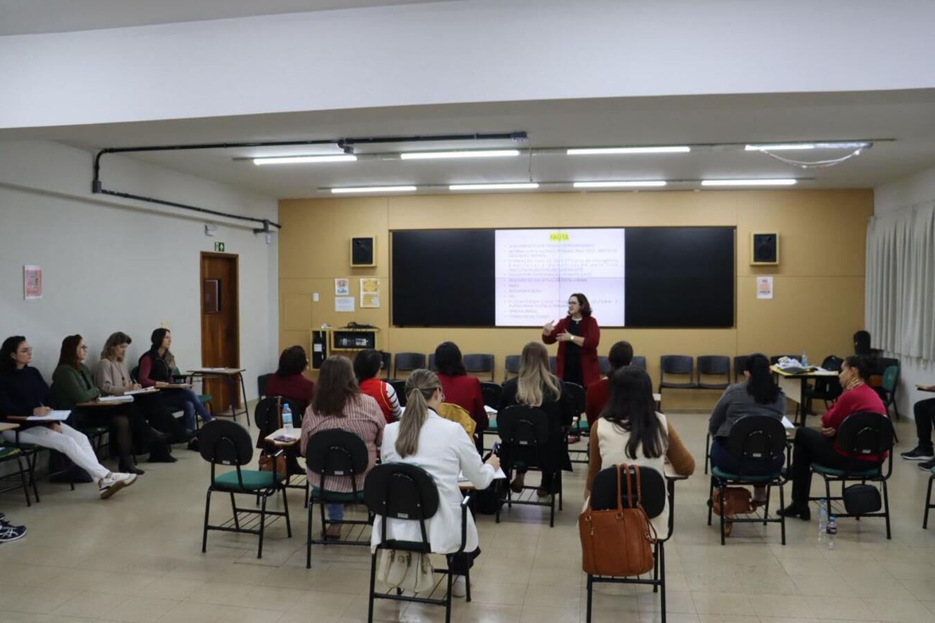 Diversos assuntos relacionados ao monitoramento de aprendizagem fizeram parte da pauta de atividade realizada nesta terça (17) no auditório da Escola de Governo 