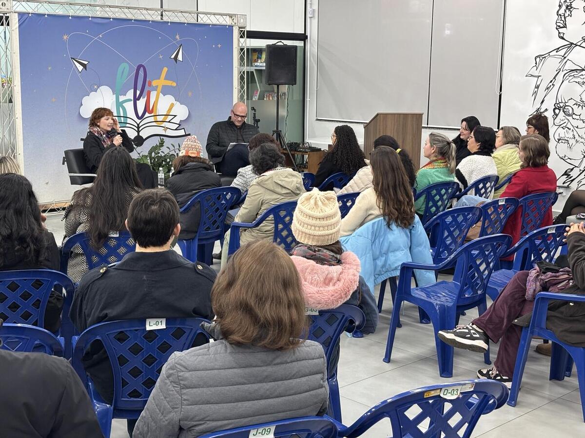 Nesta quarta-feira (25) a escritora Natália Timerman, que já foi finalista do Prêmio Jabuti, participou de uma roda de conversa para realizar um bate-papo e trocar experiências 