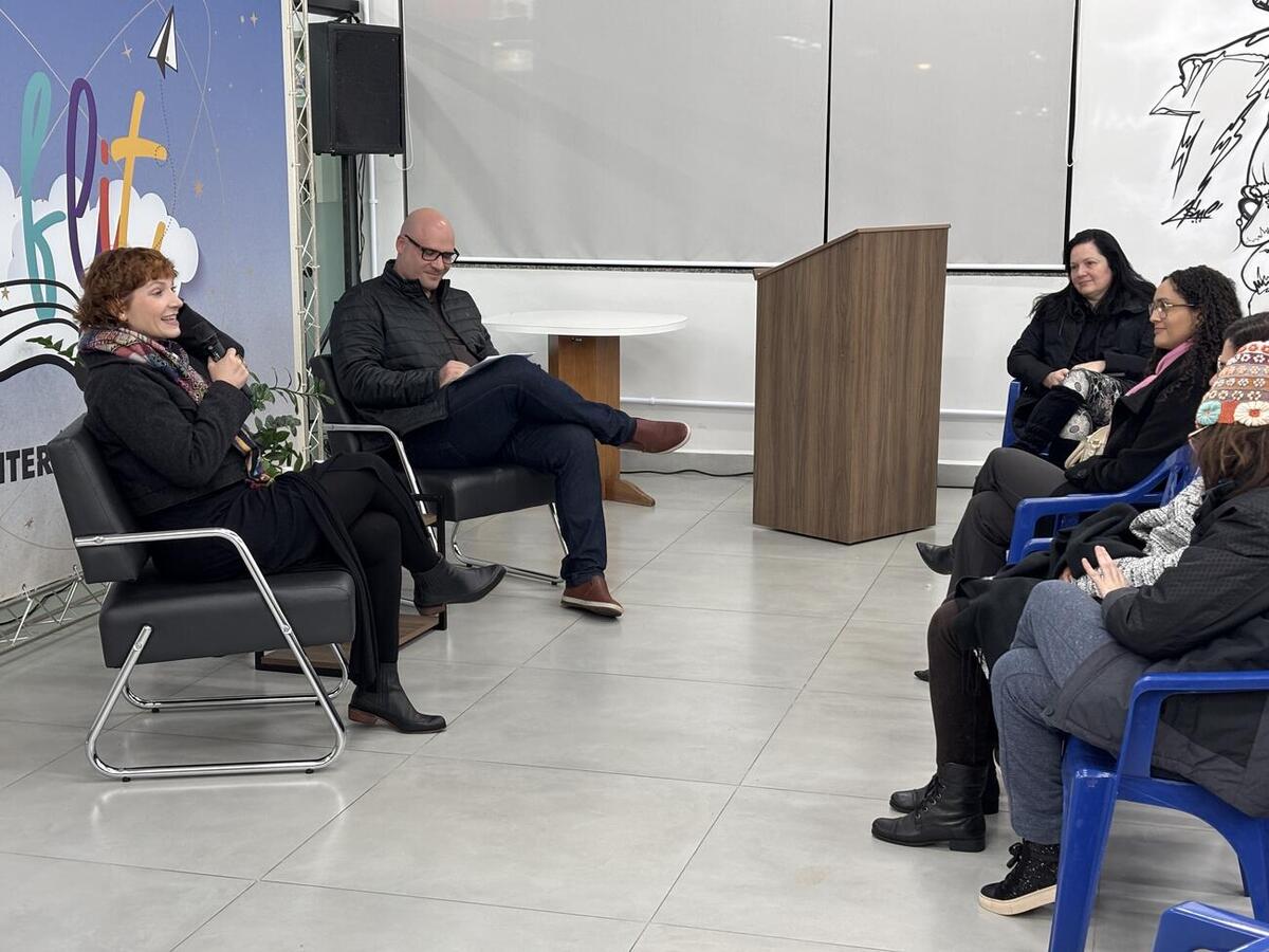 Nesta quarta-feira (25) a escritora Natália Timerman, que já foi finalista do Prêmio Jabuti, participou de uma roda de conversa para realizar um bate-papo e trocar experiências 