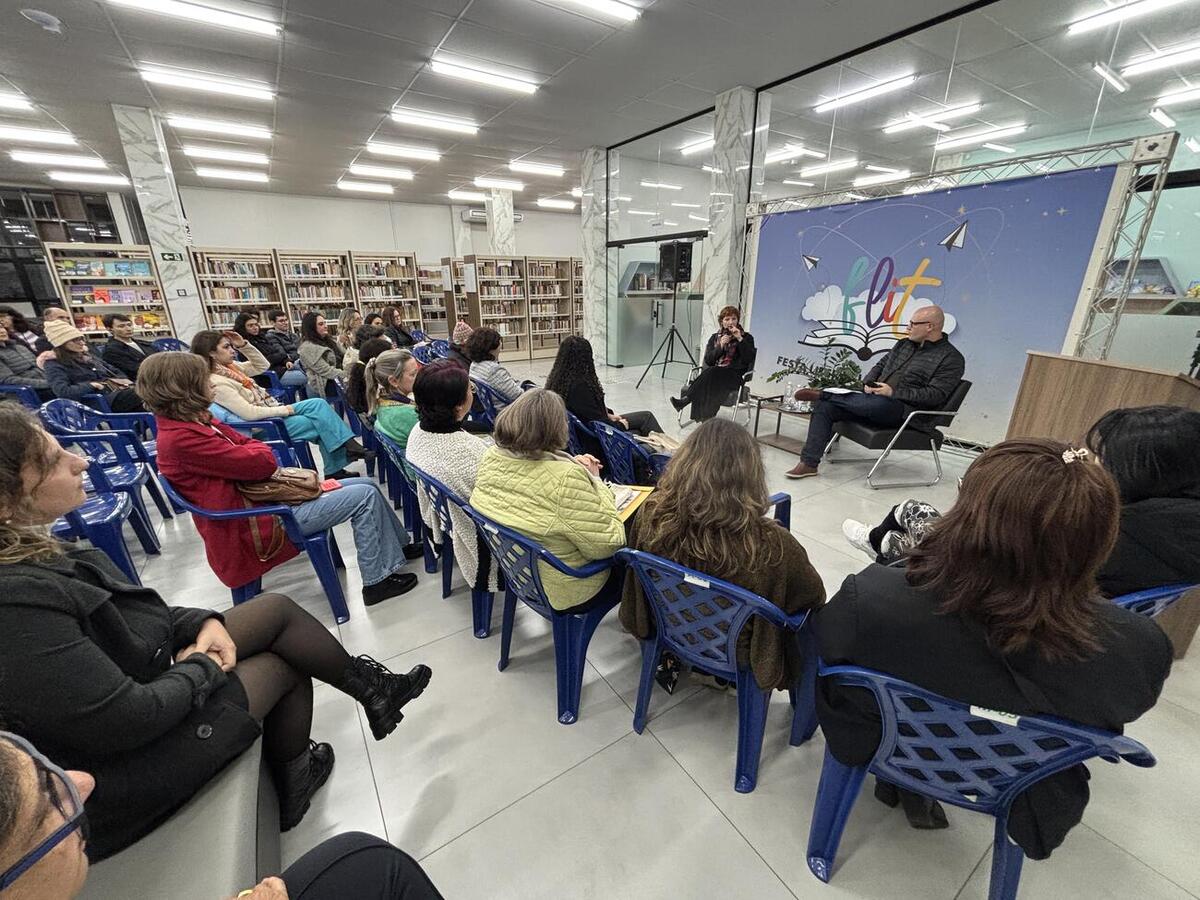 Nesta quarta-feira (25) a escritora Natália Timerman, que já foi finalista do Prêmio Jabuti, participou de uma roda de conversa para realizar um bate-papo e trocar experiências 