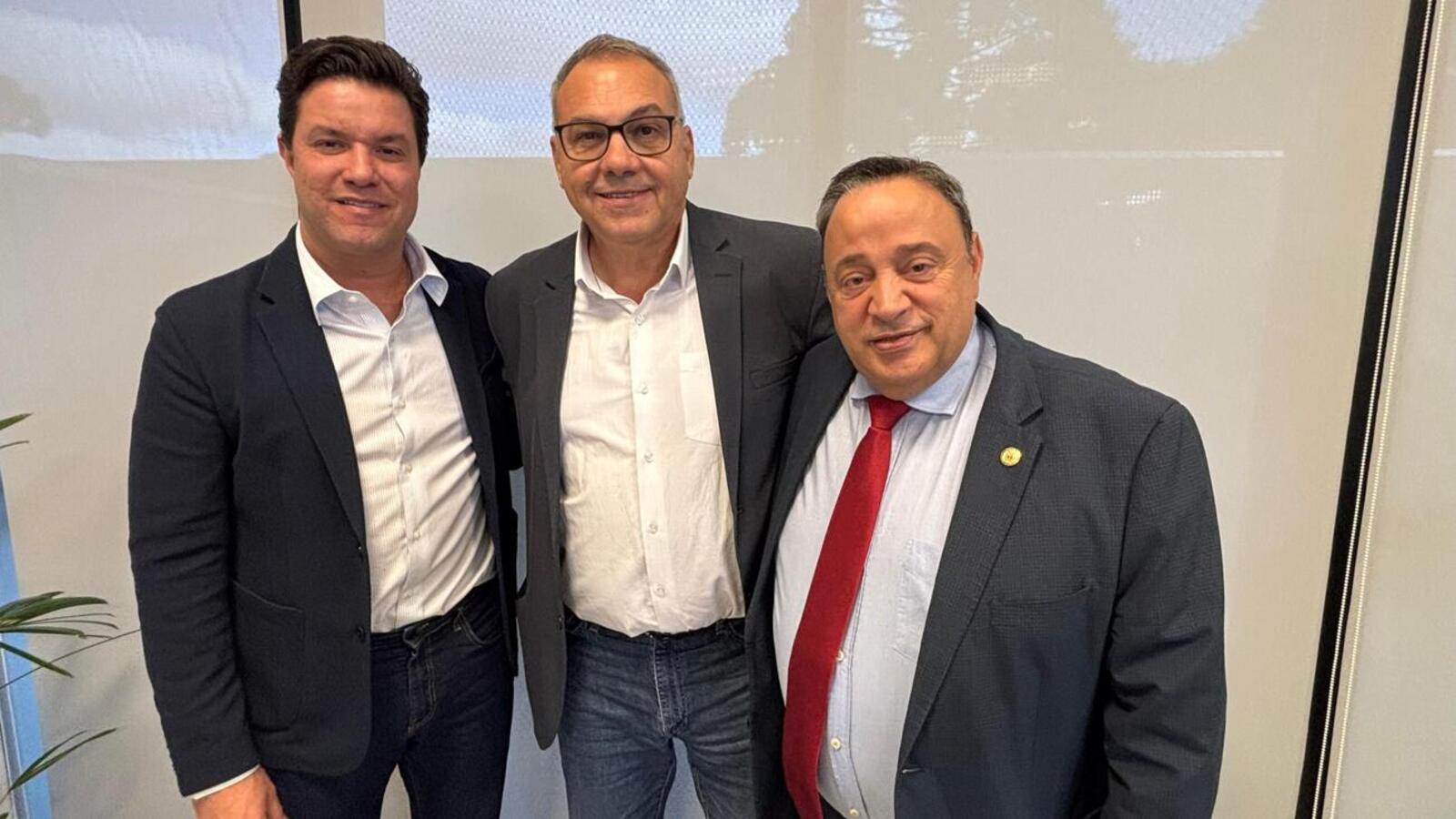 Prefeito Mario Costenaro se reuniu nesta segunda-feira, em Curitiba, com o secretário Guto Silva e o deputado Hussein Bakri (Crédito: Márcio Pimentel/Secom)