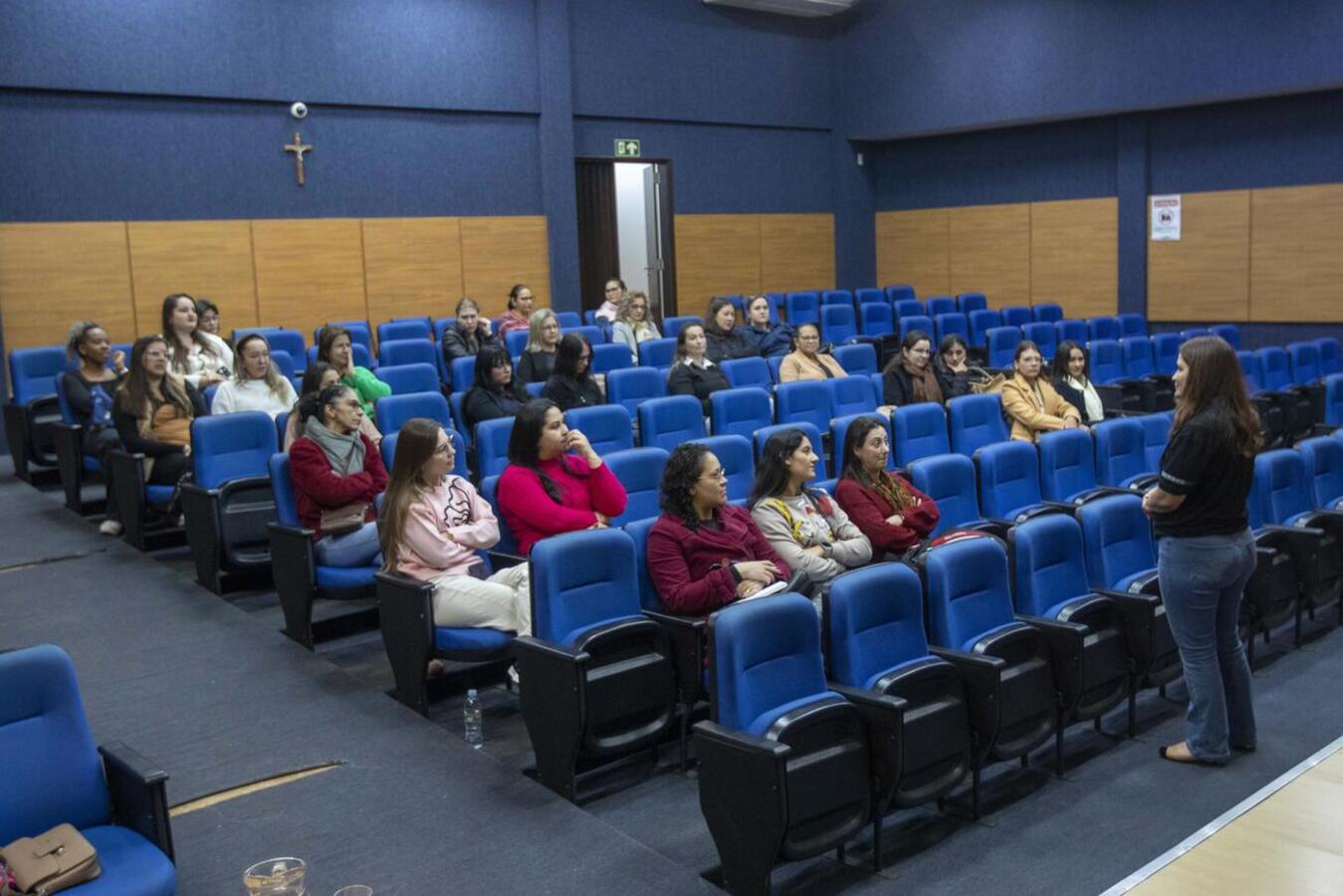 Cerca de 30 professores compareceram na manhã desta terça-feira (8) no Auditório Acary Oliveira para uma palestra sobre as estratégias pedagógicas usando o material do Sistema de Ensino (SIM)