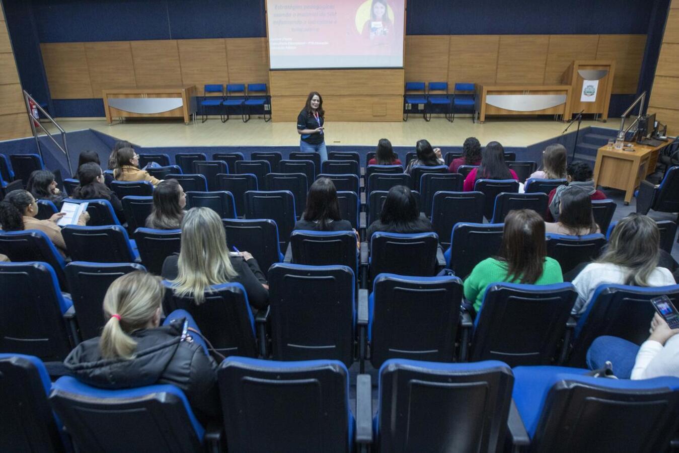 Cerca de 30 professores compareceram na manhã desta terça-feira (8) no Auditório Acary Oliveira para uma palestra sobre as estratégias pedagógicas usando o material do Sistema de Ensino (SIM)
