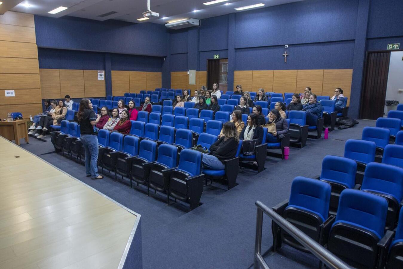 Cerca de 30 professores compareceram na manhã desta terça-feira (8) no Auditório Acary Oliveira para uma palestra sobre as estratégias pedagógicas usando o material do Sistema de Ensino (SIM)