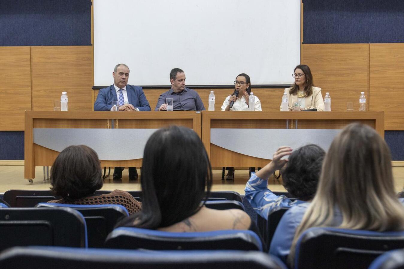 Coronel Dalton Perovano, da PMPR, falou sobre políticas públicas do Governo do Estado e conheceu ações locais de suporte a mulheres em situação de violência